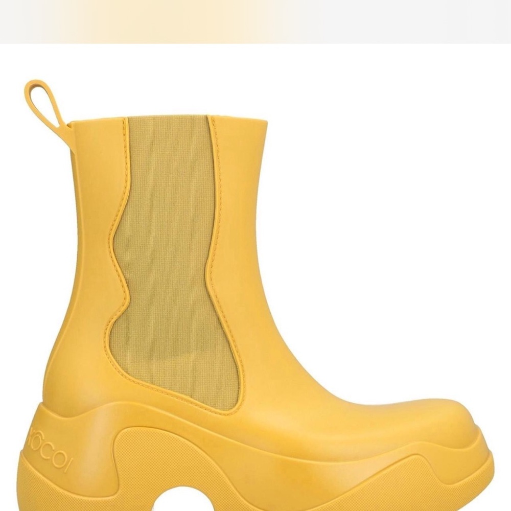 XOCOI yellow platform rubber boots. New. Size 8